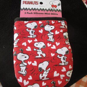 Peanuts Snoopy Valentine's Silicone Mini Oven Mitts NEW